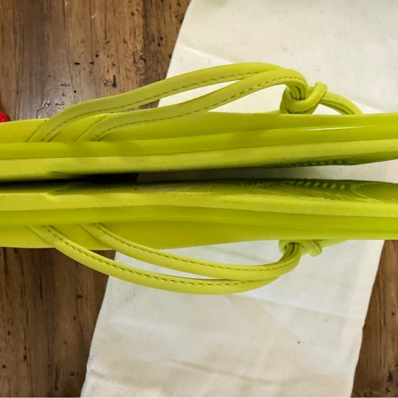 Olukai AKA flip flop
Sandals new in bag - Picture 4 of 11